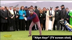 Türkmenistanyň prezidenti Gurbanguly Berdimuhamedow golf oýnaýar. Arhiw suraty.