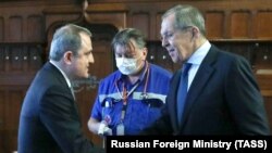 Azərbaycan və Rusiya xarici işlər nazirləri Ceyhun Bayramov (solda) və Sergey Lavrov (Arxiv fotosu)