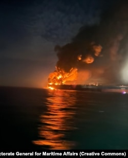 Пожежа на підсанкційному танкері Kairos, що належить «тіньовому флоту» Росії, біля чорноморського узбережжя Туреччини після удару морських дронів. 28 листопада 2025 року
