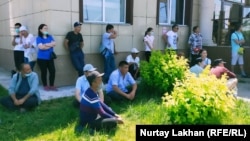 Стоящие у ЦОНа в селе Узынагаш казахи из-за рубежа, которые не могут получить вид на жительство в Казахстане. Алматинская область, 26 мая 2020 года.