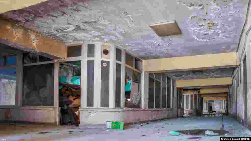 Oriendi shtëpiake dhe gjësende të tjera të vendosura në një nga dyqanet e kompleksit. 