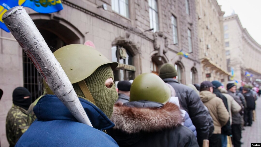 Участники протестов в Киеве покидают здание городской мэрии