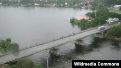 Пограничный «Мост дружбы» между Эстонией и Россией в городе Нарва.