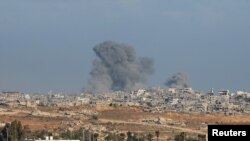 Oblaci dima uzdižu se od eksplozija u Gazi, snimljeni iz južnog Izraela, 7. 8. 2025.