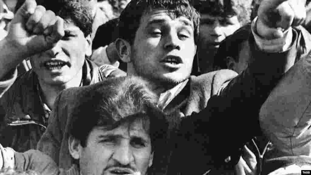 Protest în Piața Lenin din Dușhanbe, Tadjikistan, în 15 februarie 1990, în urma revoltelor sângeroase izbucnite pe măsură ce islamiștii se impuneau pe scena politică. Doi ani mai târziu, noua țară Tadjikistan a fost implicată într-un război civil sângeros care a durat până în 1997, în care au murit zeci de mii de oameni.