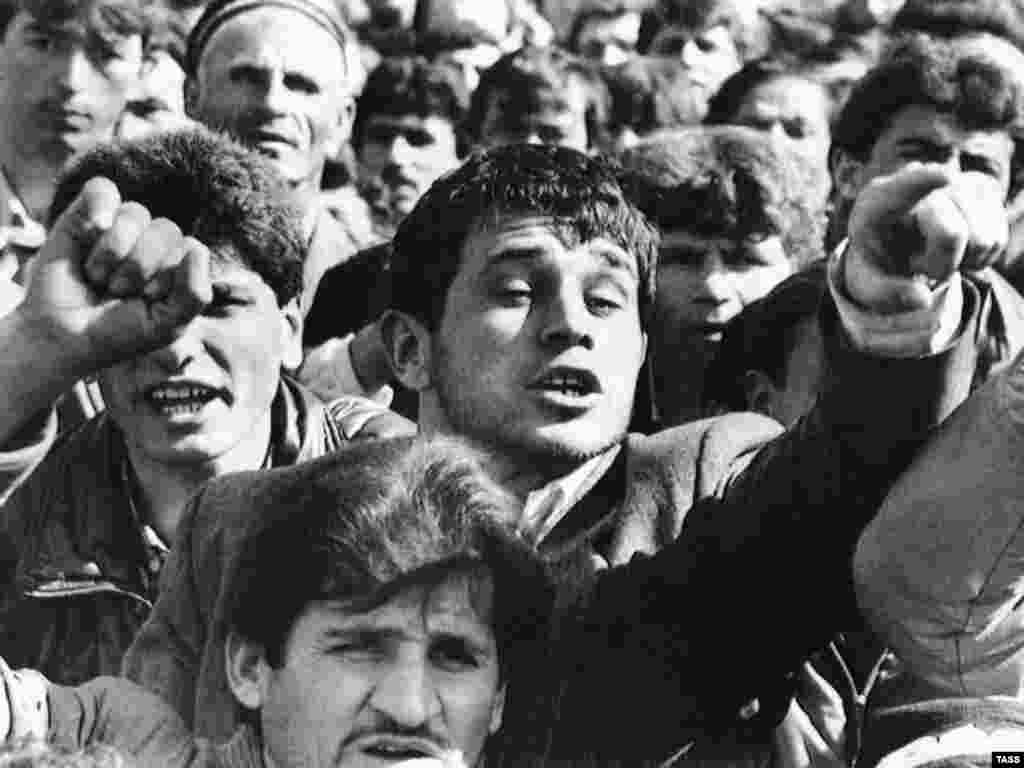 Protesters rally on February 15, 1990, on Lenin square in Dushanbe, following bloody riots as Islamists emerged on the political scene.