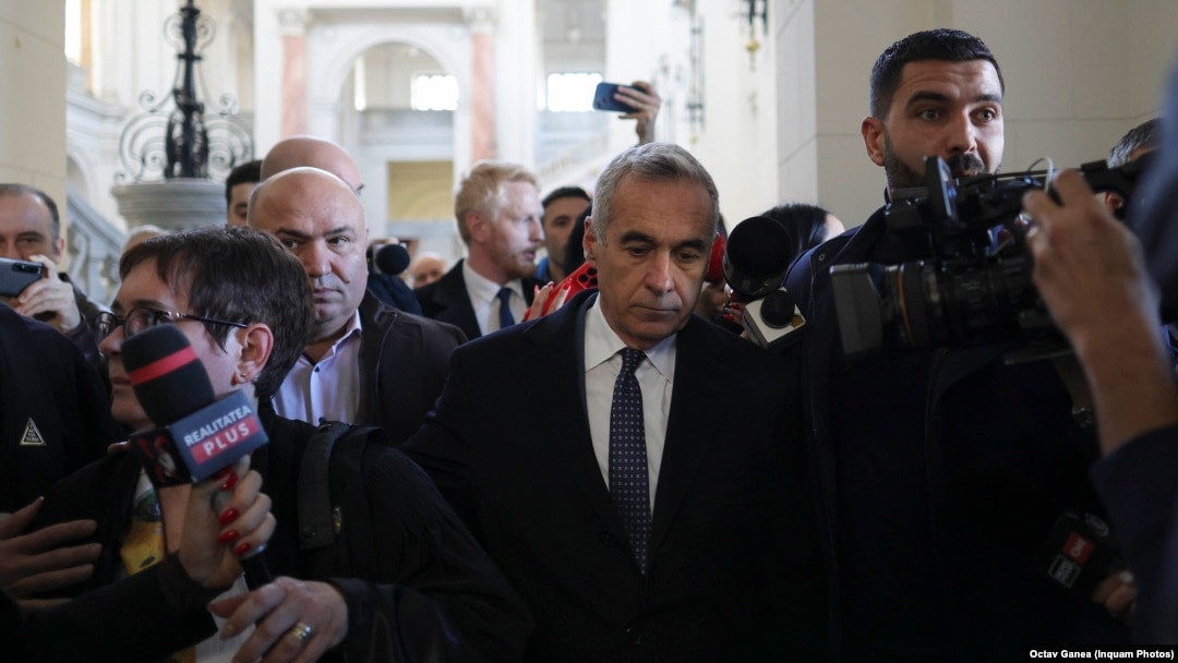 Călin Georgescu, candidat în alegerile prezidențiale anulate de la finalul anului trecut, la sediul Curtii de Apel București, pe 19 decembrie 2024.