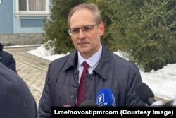Așa-numitul ministru de externe din stânga Nistrului, Vitalii Ignatiev, face declarații pentru presă după întrunirea în formatul „1+1” de la Tiraspol, 26 februarie 2026