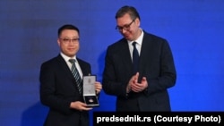 Osnivač i počasni predsednik kineske kompanije Ziđin Čen Đinghe odlikovan je ordenom srpske zastave trećeg stepena. U njegovo ime, orden je primio Su Jongding, generalni direktor kompanije Serbia Zijin Mining (na slici sa predsednikom Srbije Aleksandrom Vučićem).