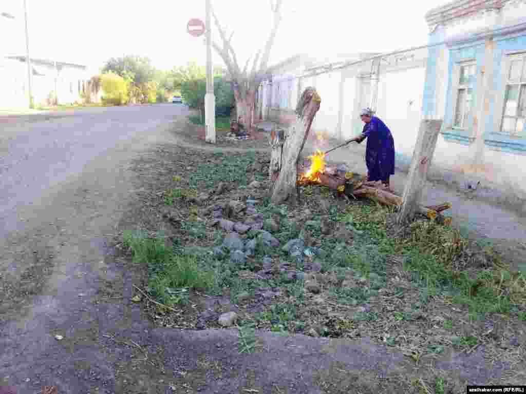 Tagtabazar etrabyndaky köçeleriň birinde ot ýakýan zenan
