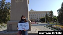 Анаргуль Абенова, вышедшая на одиночный пикет против повышения тарифов на коммунальные услуги. Уральск, 30 сентября 2020 года.
