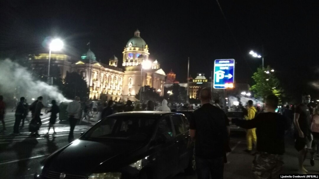 Protest ispred Skupštine Srbije u noći između 7. i 8. jula