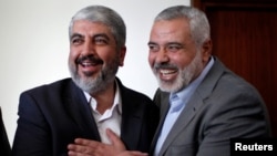 Khaled Meshaal (stânga) era văzut ca înlocuitorul lui Haniyeh (dreapta) după ce acesta a fost asasinat în Iran.