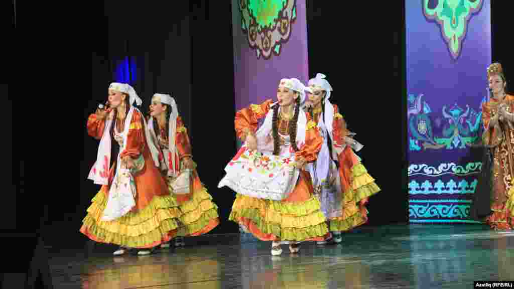 "Агыйдел" ансамбле чыгышы