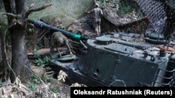 Артилеристи 12-ї бригади спецпризначення «Азов» Нацгвардії України працюють із самохідною гаубицею поблизу лінії фронту на Донеччині, 12 липня 2026 року