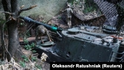 Артилеристи 12-ї бригади спецпризначення «Азов» Нацгвардії України працюють із самохідною гаубицею поблизу лінії фронту на Донеччині, 12 липня 2026 року
