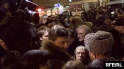 Russia -- Lyudmila Alekseyeva and Boris Nemtsov on the march of dissent, 31Jan2010