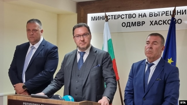 Директорът на ОДМВР - Хасково Иван Расоков, министърът на вътрешните работи Даниел Митов и главният секретар на МВР Мирослав Рашков на 28 април