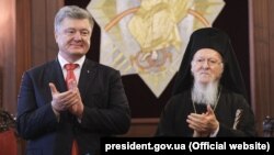 Украинскиот претседател Петро Порошенко и цариградскиот патријарх Вартоломеј 