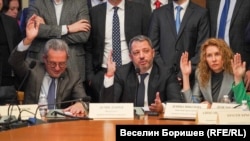 Председателят на бюджетната комисия Делян Добрев от ГЕРБ и заместниците му Йордан Цонев от ДПС и Деница Николова от ГЕРБ гласуват заедно мнозинството.