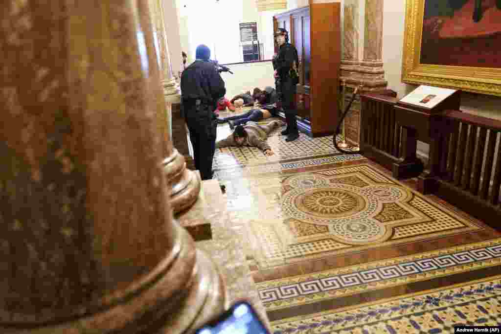 Policijsko obezbeđenje Kapitola drži demonstrante koji su nasilno ušli u zgradu na podu