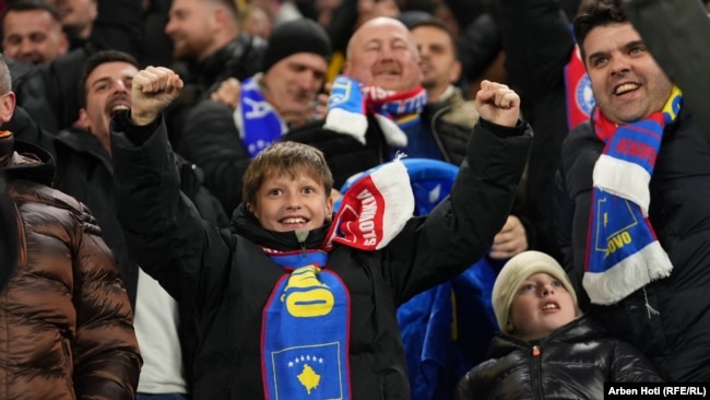 Një tifoz i vogël Dardan i gëzohet fitores së Kombëtares së Kosovës kundër Sllovakisë në Bratisllavë.