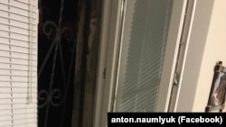 Розбите вікно в офісі адвокатів у Сімферополі 10 грудня 2018 року