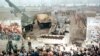 <p>An East German bulldozer and crane knock down the Berlin Wall at Potsdamer Platz to make way for a new border crossing on&nbsp;November 12, 1989. Усходненямецкі бульдозэр і кран разьбіраюць Бэрлінскі мур каля Патсдамскай плошчы, каб зрабіць новы памежны пераход, 12 лістапада 1989.</p>
