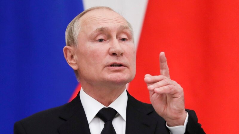 Путин поручил поднять зарплаты военным выше уровня инфляции