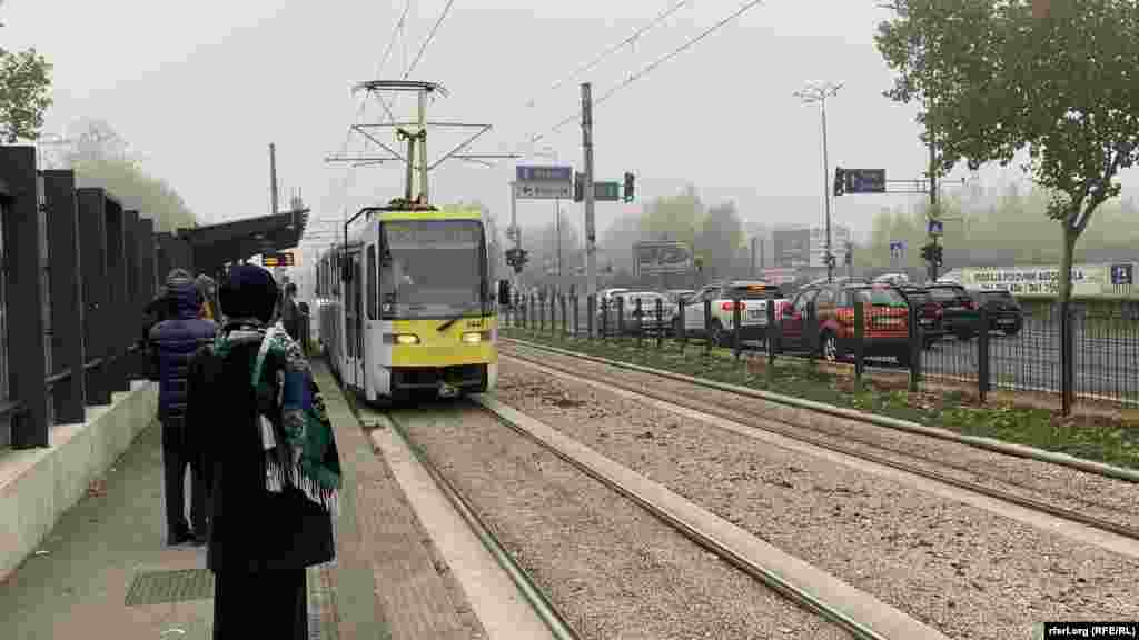 Jedna od tramvajskih stanica u Sarajevu. Građani, uglavnom, ne nose maske zbog zagađenog zraka.&nbsp;