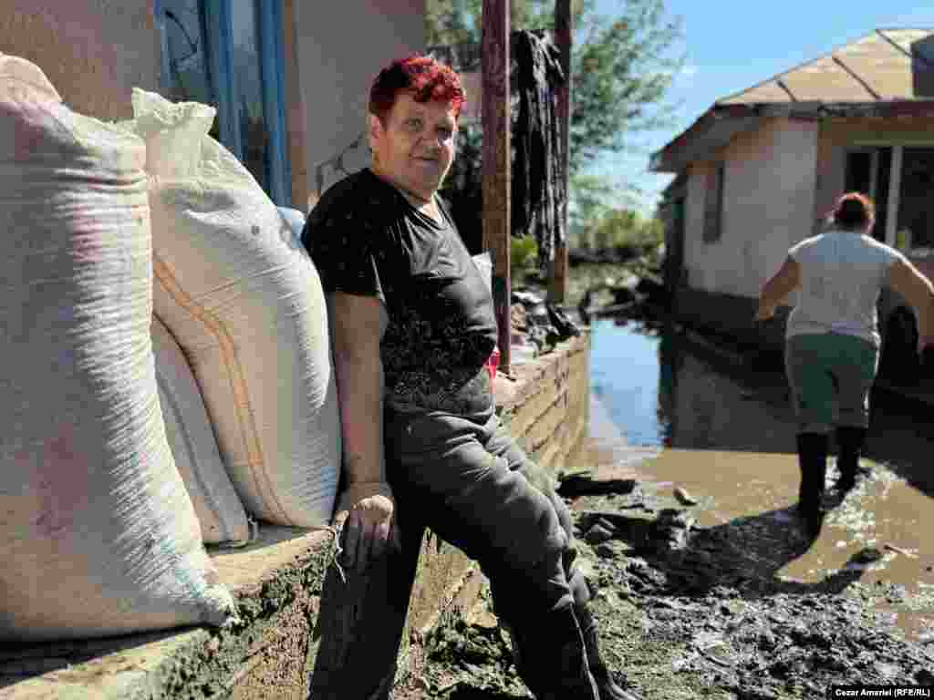 Locuitorii din comuna Slobozia Conachi spun că ar vrea să înceapă reconstrucția cât mai rapid, dacă sunt siguri că nu mai plouă.&nbsp;