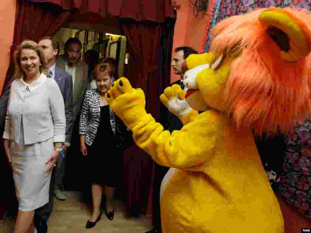 Первая леди России Светлана Медведева приняла участие в благотворительной акции "Сердце отдаем детям!", приуроченной к Дню защиты детей (ИТАР-ТАСС)