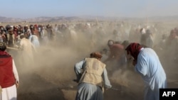 مراسم خاکسپاری شماری از قربانیان حملات هوایی اخیر بر افغانستان(آرشیف)