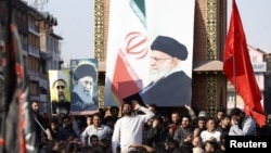 მორწმუნეებმა ქალაქ სრინაგარში საპროტესტო გამოსვლა მოაწყვეს აიათოლა ალი ხამენეის სიკვდილის შესახებ ცნობის გავრცელების შემდეგ. 1 მარტი, 2026 წელი