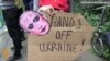 «Окупанти!» – так проводжають російських дипломатів в Брюсселі