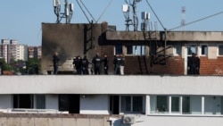 Румынская полиция на крыше дома, пострадавшего от удара российского дрона