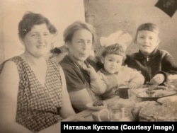 Слева направо Октябрина Баянова, жена Анатолия Галактионовича, Клавдия Михайловна с внучками Наташей и Татьяной