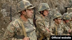 Армянские военнослужащие на боевой позиции