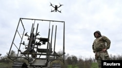 Українські військові запускають FPV-дрони на Запоріжжі, 10 квітня 2026 року