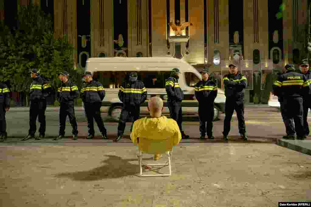 თბილისი - აქციის მონაწილე და პოლიციელების კორდონი რუსთაველის გამზირზე.ფოტო: დათო ქორიძე