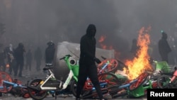 فرانسه کې د تاوتریخجنو مظاهرو یوه شېبه 