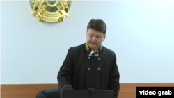 Алматы қаласы Алмалы аудандық сотының судьясы Ернар Қасымбеков 25 тамыз күнгі сот отырысынан "журналистерді шығарып жібергеніміз білместіктен болды" деді