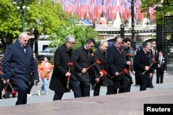 Лидеры стран возлагают цветы к Могиле Неизвестного Солдата в День Победы, 9 мая 2023 года, Москва