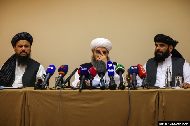 Talibanski pregovarači Abdul Latif Mansur (lijevo), Šahabudin Delavar (u sredini) i Suhail Šahin prisustvuju konferenciji za novinare u Moskvi 9. jula 2021.