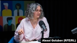 Diana Mihuță, specialistă în promovarea cărților, în studioul Europei Libere