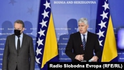 Predsjednik vladajuće bošnjačke SDA Bakir Izetbegović i predsjednik vladajuće HDZ BiH Dragan Čović proslavili su tokom 2021. godine 65. rođendan i “silom zakona” poslani u mirovine. 