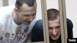 Олег Сенцов (л) і Олександр Кольченко у суді, Ростов-на-Дону, Росія, 25 серпня 2015 року