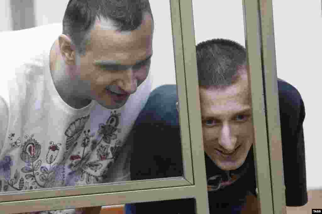 Ukraynalı film rejissoru Oleh Sentsov və həmkarı Oleksandr Kolchenko məhkəmədə. Rusiya məhkəməsi&nbsp;Oleh Sentsovu 20 il,&nbsp;Oleksandr Kolchenko​nu 10 il azadlıqdan məhrum etdi. TASS