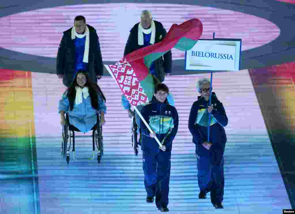 Рымскі амфітэатар Вероны прымаў першае мерапрыемства 50-х Паралімпійскіх гульняў менш, чым праз два тыдні пасьля разьвітання з зімовымі Алімпійскімі гульнямі. За гэты час стытуацыя ў сьцеве рэка абвастрылася праз супольную ізраільска-амэрыканскую ваенную апэрацыю супраць Ірану. З гэтай прычыны на Паралімпіяду ня змог прыехаць адзіны іранскі спартовец. Перад беларускай дэлегацыяй несьлі таблічку з надпісам BIELORUSSIA, як у Італіі называюць Беларусь.