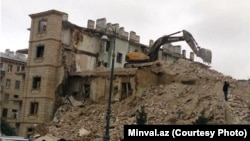 Рухнувшее здание на проспекте Гейдара Алиева в Баку, 25 января 2014